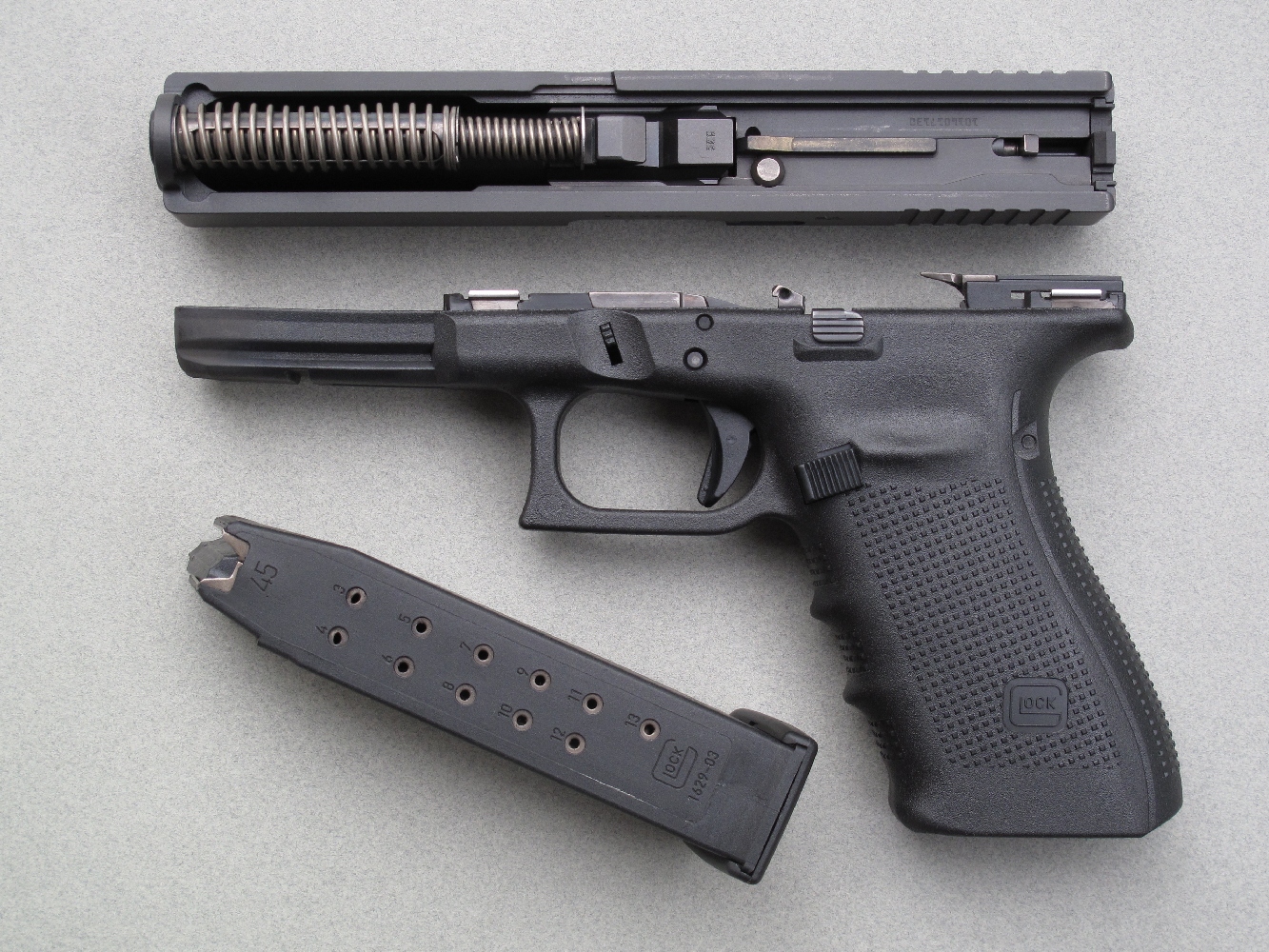 Comme sur tous les pistolets Glock, le démontage de la glissière s’effectue de façon instantanée et sans outil.