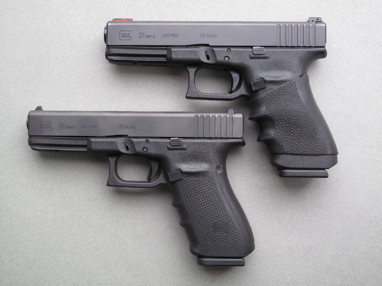 Comparaison entre le Glock 21 standard qui nous a été confié pour cet essai et l’arme personnelle de Jean, laquelle a reçu quelques améliorations au niveau du départ, de la prise en main et des éléments de visée.
