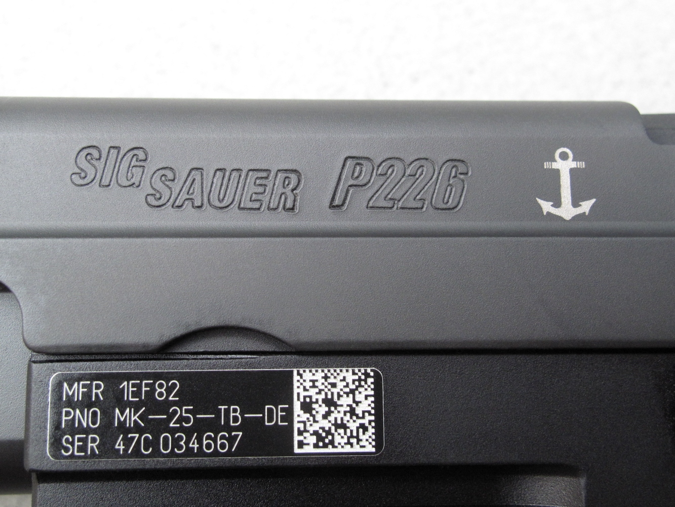 Le nom du fabricant et la dénomination du pistolet sont gravés sur le côté gauche de la culasse à glissière, accompagnés par la représentation d’une ancre de bateau évoquant l’adoption de ce modèle par les Navy SEALs, les forces spéciales de la marine de guerre des États-Unis. L’intrigante étiquette qui orne la carcasse comporte un code-barres 2-D Datamatrix destiné à faciliter l'inventaire des armes dans les arsenaux militaires.