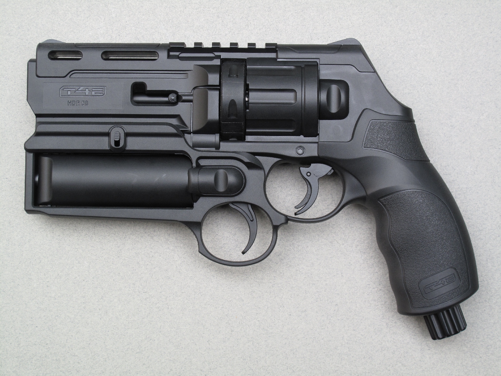 Le revolver de défense Umarex HDR 50, équipé du tube lanceur lacrymogène qui se fixe sous le canon au moyen du rail Picatinny.