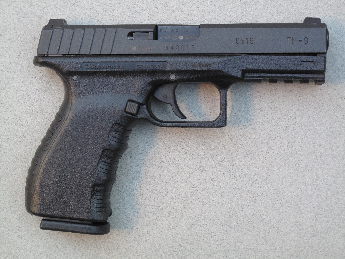 Ce pistolet semi-automatique se présente comme une copie du Glock 17, mais il se démarque radicalement de ce dernier par la simplicité d’utilisation de sa platine DAO.