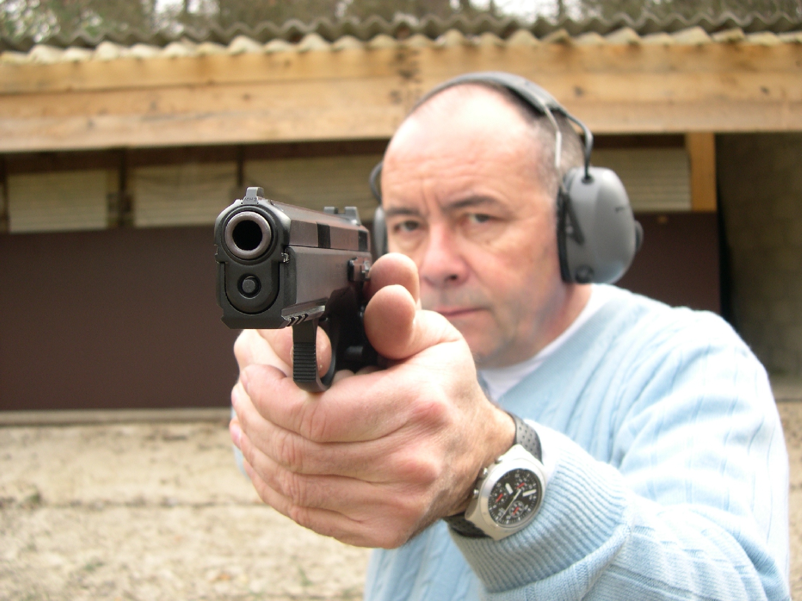Pistolet CZ 75 modèle SP-01 en calibre 9 mm Parabellum lors de notre banc d'essai réalisé en 2006.