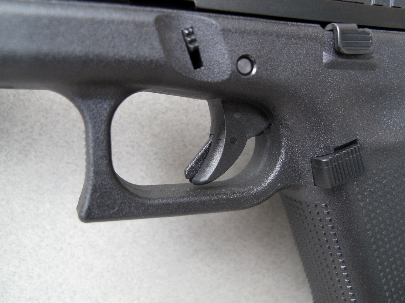 Le G44 hérite de la platine Safe Action qui a largement contribué au succès des pistolets Glock. Le fait que la queue de détente soit, comme ici, en position avancée implique que le mécanisme est obligatoirement armé.
