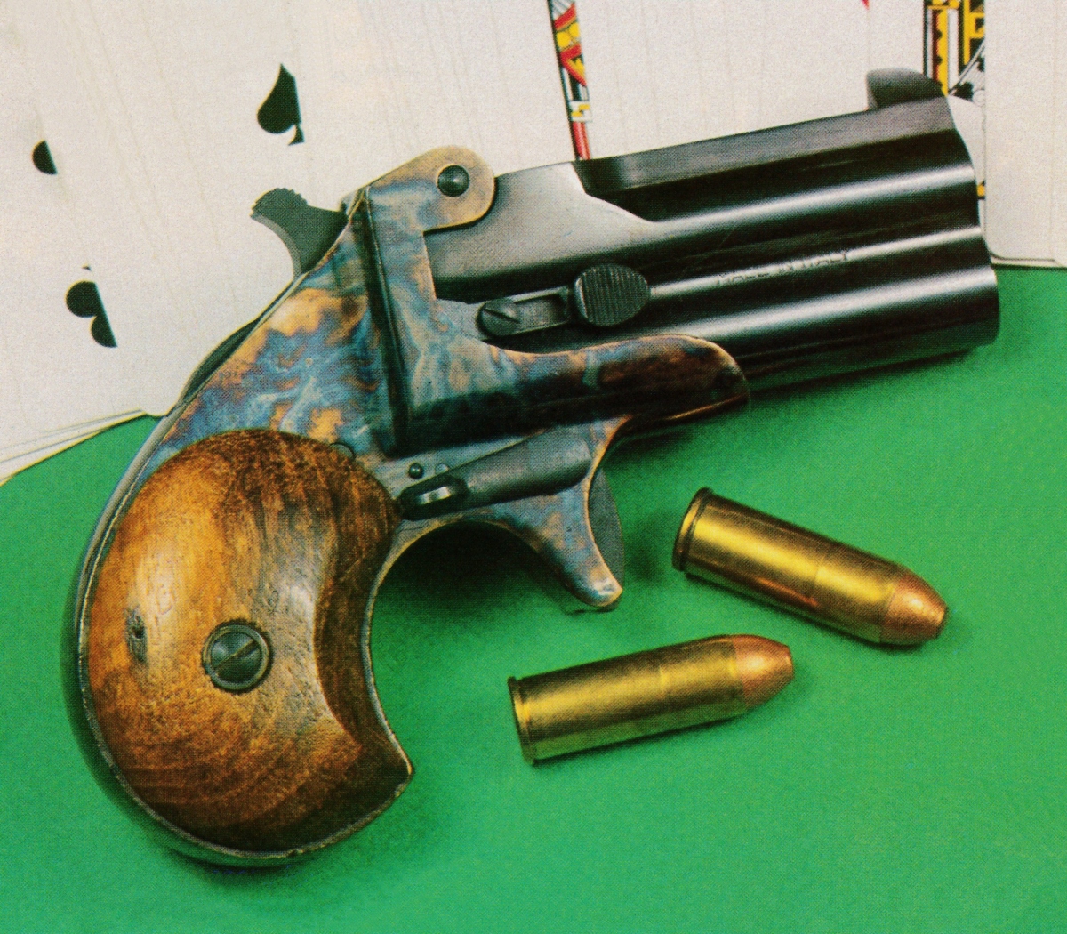 Le célèbre Remington double-derringer, à deux coups en calibre .41 short rimfire, commercialisé à partir de 1866 reste, aujourd’hui encore, le parfait exemple de l’arme de gousset idéale, à la fois puissante et de très petite taille.