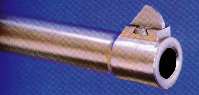 Le guidon est installé à queue d'aronde sur le renfort de la bouche du canon, ce qui permet d'effectuer une éventuelle correction en azimut.