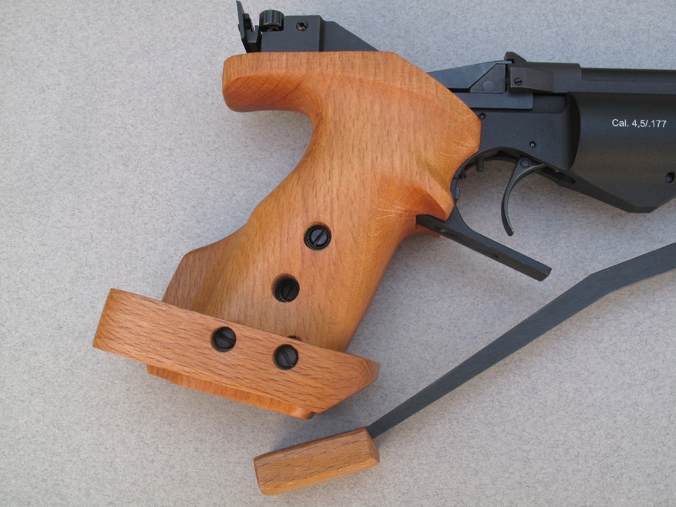 Ce pistolet, qui est muni d’une poignée anatomique avec repose-paume réglable, est proposé en deux versions pour s’adapter aux utilisateurs droitiers et gauchers.