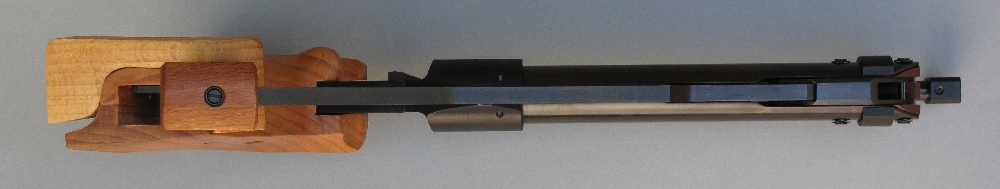 Cette vue du dessous de l’arme permet d’observer la longueur conséquente du levier permettant l’armement de la détente et la compression de l’air.