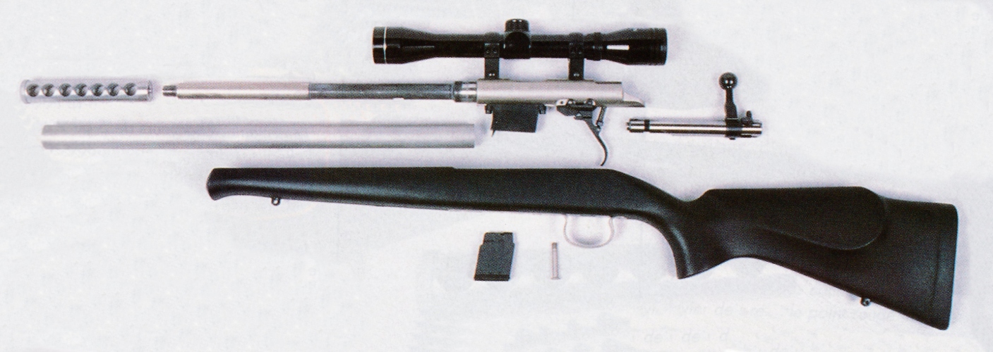 Le démontage sommaire de la carabine à canon silencieux permet d’observer que le manchon recouvre un canon raccourci au travers duquel sont percés quatorze petits trous ainsi qu’un modérateur de son intégré.