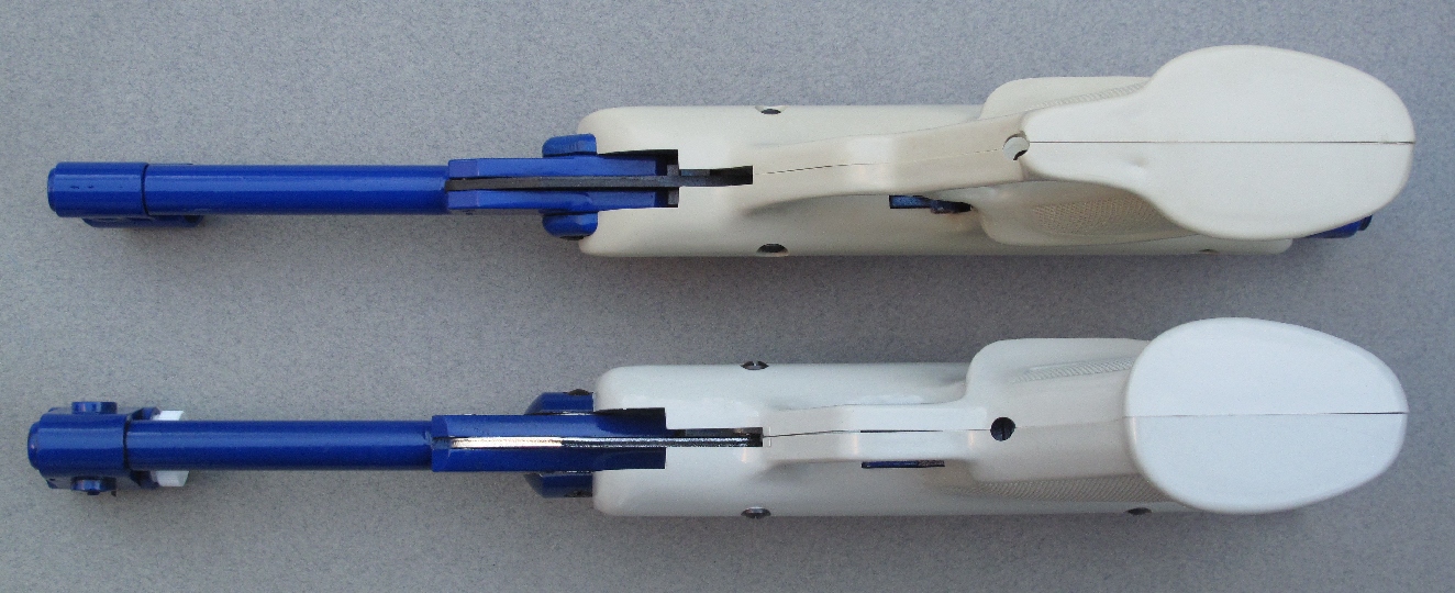 Les poignées des deux pistolets sont conçues sur le même principe, faisant appel à deux demi-coques en plastique assemblées par des vis. Un orifice, à l’arrière du pontet, permet l’introduction d’un tournevis pour procéder au réglage du départ.