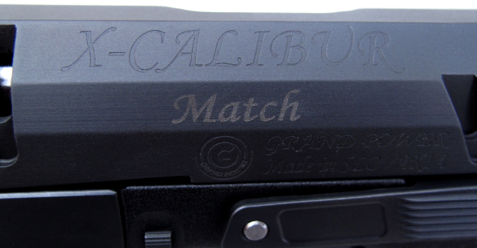 Le nom du modèle, le logo de la firme et son pays de provenance sont gravés sur le côté gauche de la culasse à glissière.