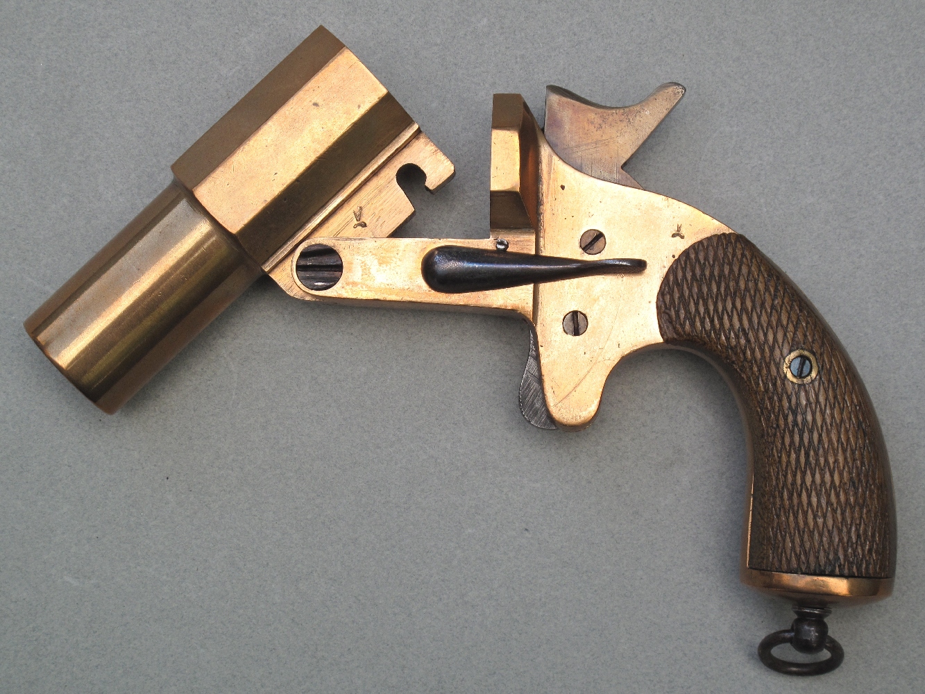 Le pistolet français est verrouillé par un simple tenon rotatif transversal, actionné au moyen d’une clé latérale.