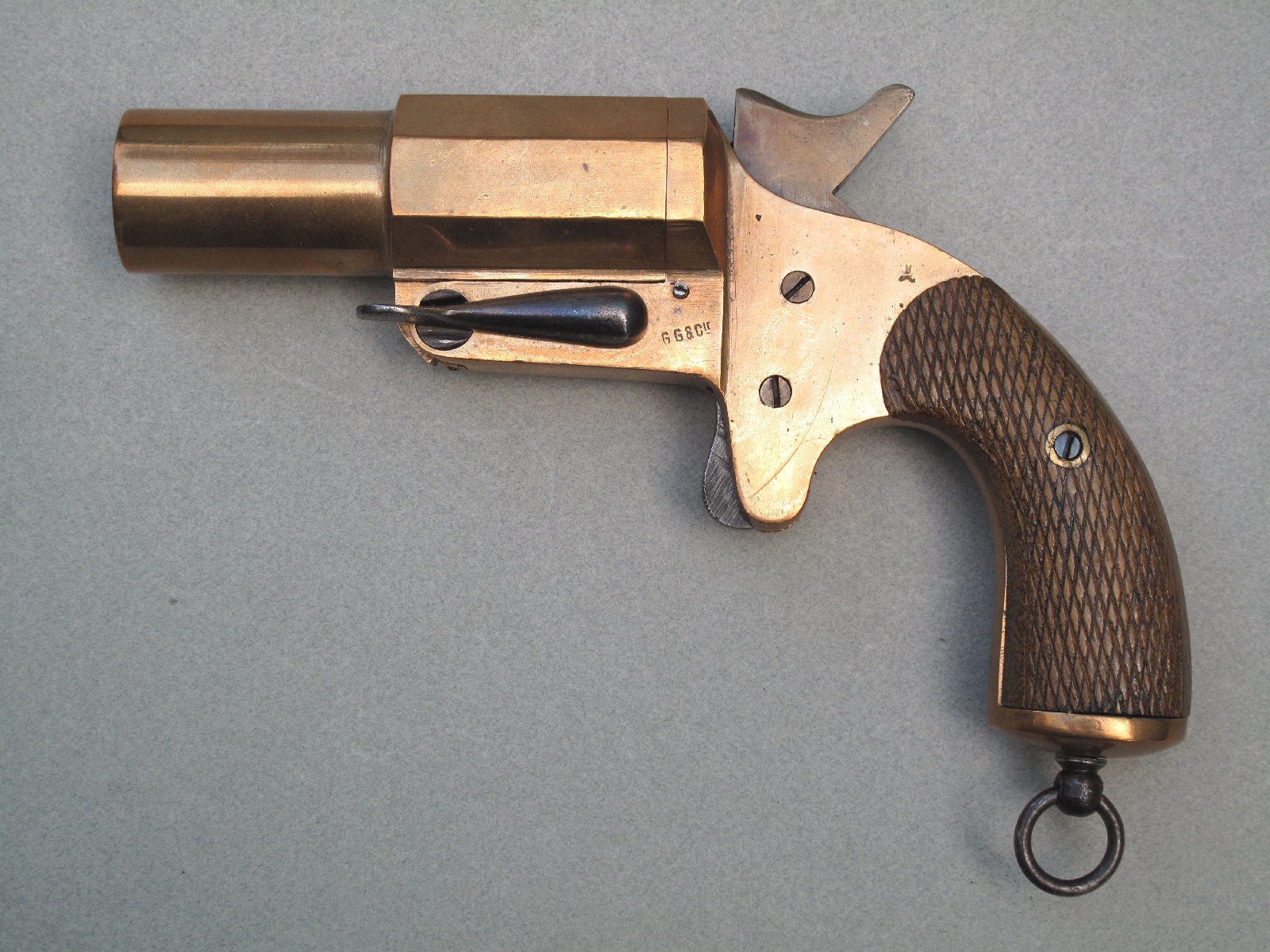Le pistolet signaleur français 14-18 à canon court est un modèle particulièrement décoratif en raison de sa construction en bronze.