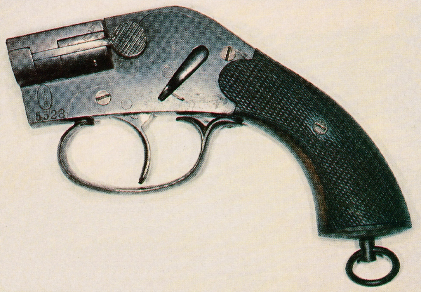 Le pistolet "système Eisfeld" est un modèle dont la culasse à tabatière s'ouvre pour le chargement grâce à un bouton-poussoir situé sur le côté gauche.
