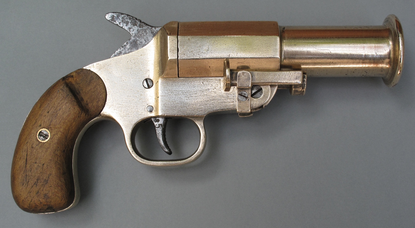 Dénommé "Weber" par les collectionneurs, ce pistolet signaleur dérivé du modèle 1899 se caractérise par son canon long muni d'un renfort à la bouche. 