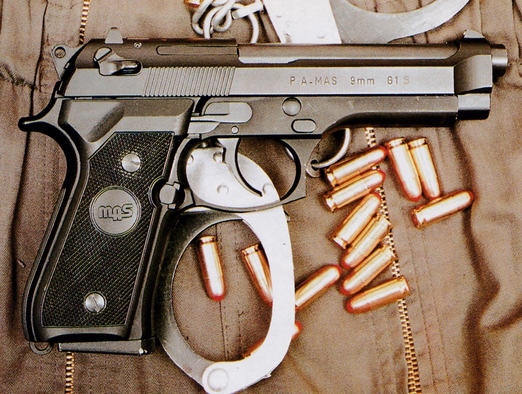 Pistolet de gendarmerie MAS G1 S accompagné de cartouches MEN QD1 et d’une paire de menottes.