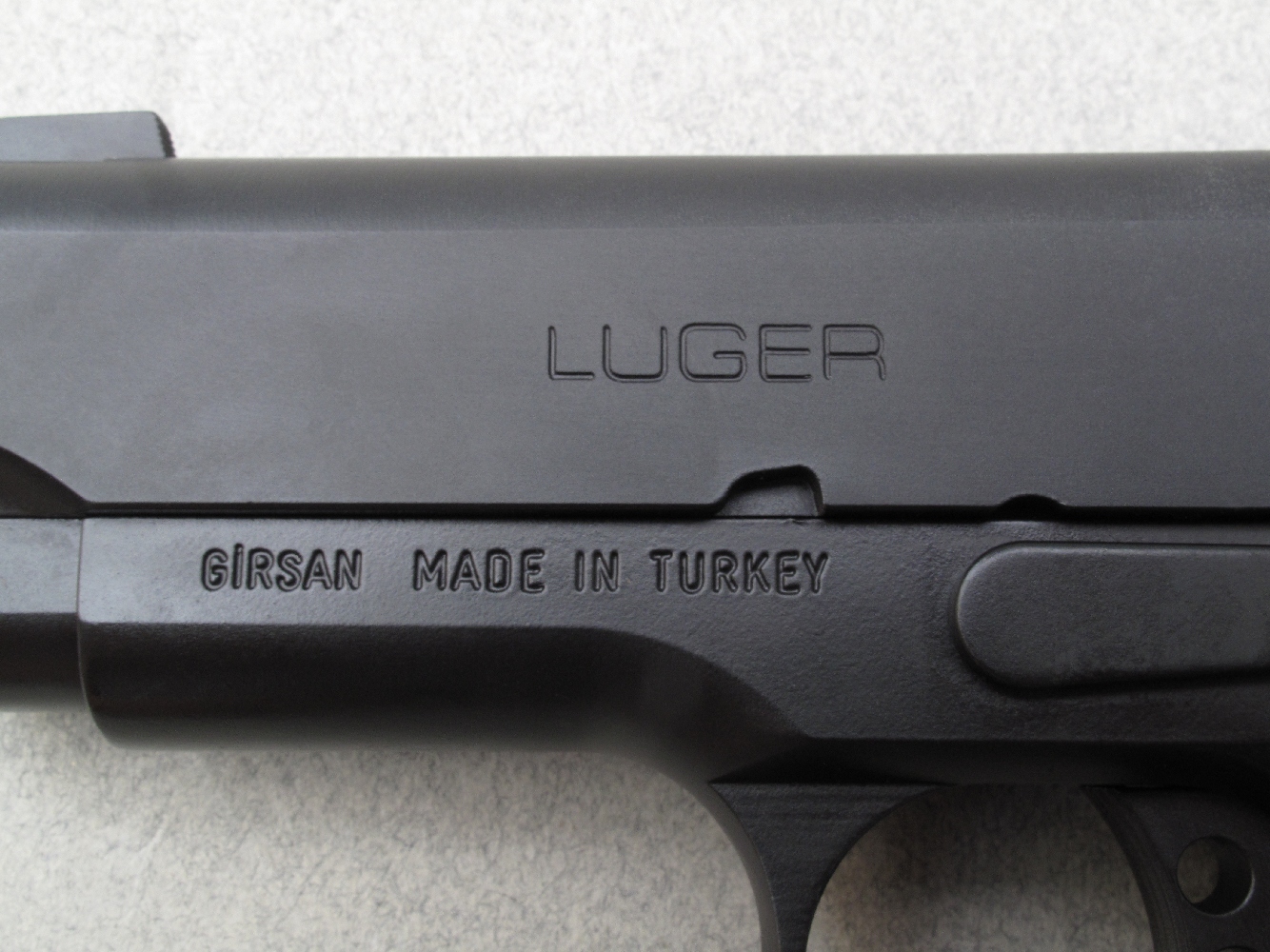 La glissière s’orne de la prestigieuse marque « Luger », mais les inscriptions portées sur la carcasse indiquent sans équivoque que cette arme est fabriquée en Turquie par la firme Girsan.