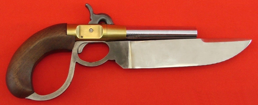 Dénommé « Elgin Cutlass », ce pistolet combine arme à feu et arme blanche grâce à l’imposante lame dont il est doté.