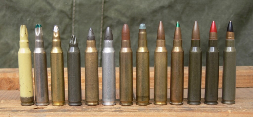 Petite collection de munitions de calibre .223 Remington (appellation américaine de notre calibre réglementaire 5,56 mm OTAN), de gauche à droite : trois cartouches à blanc (douille peinte en beige, nickelée, laiton) ; une « feuillette » pour propulser une grenade ; deux frangibles pour tir réduit ; une Simunition « Green-field » ; une Fiocchi pour le tir réduit ; une ordinaire civile ; une subsonique (pointe verte) ; une réglementaire SS109 OTAN ; une traçante (pointe rouge) ; une perforante (pointe noire).