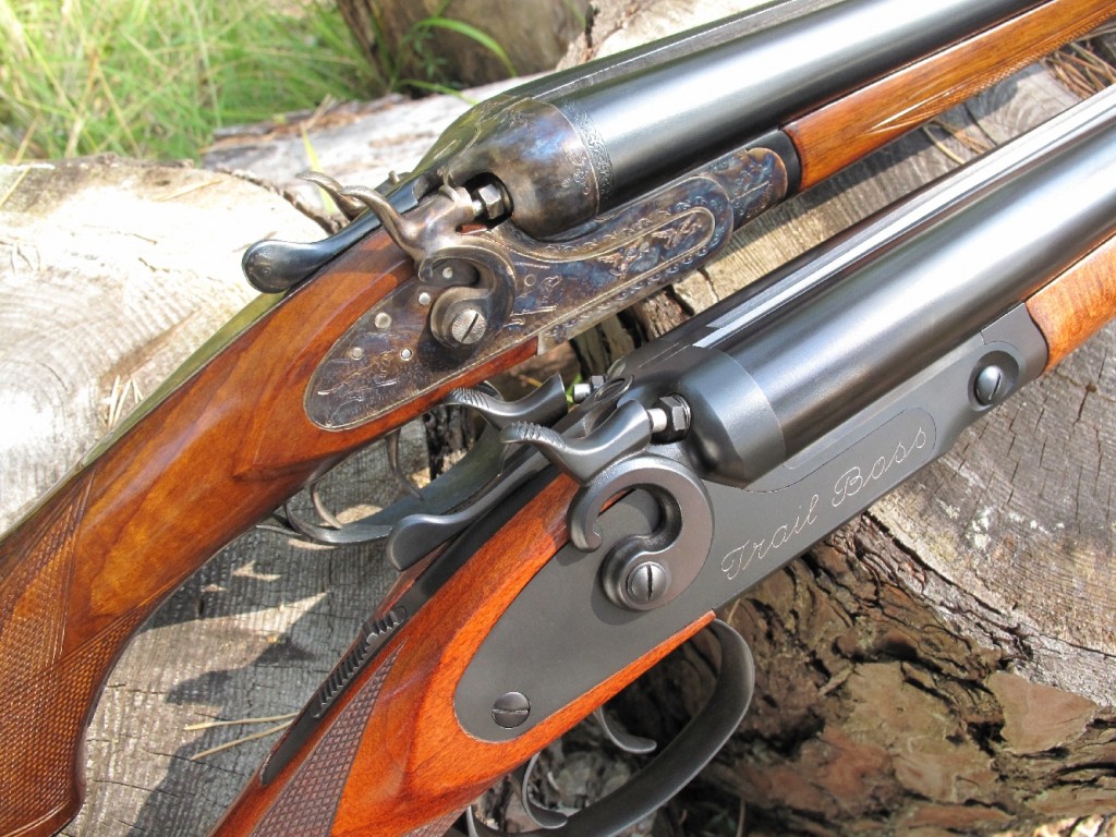 Le Trail Boss, de la firme polonaise Pioneer Arms, est un fusil juxtaposé de type coach gun, autrement dit un fusil de chasse dont les canons ont été raccourcis dans le but d’en faire une arme de défense. Il est doté d’un verrouillage de type Greener et de platines à chiens externes rebondissants, lesquels permettent de visualiser instantanément si l'arme est prête à faire feu ou si elle est en position de repos (chiens à l’abattu).