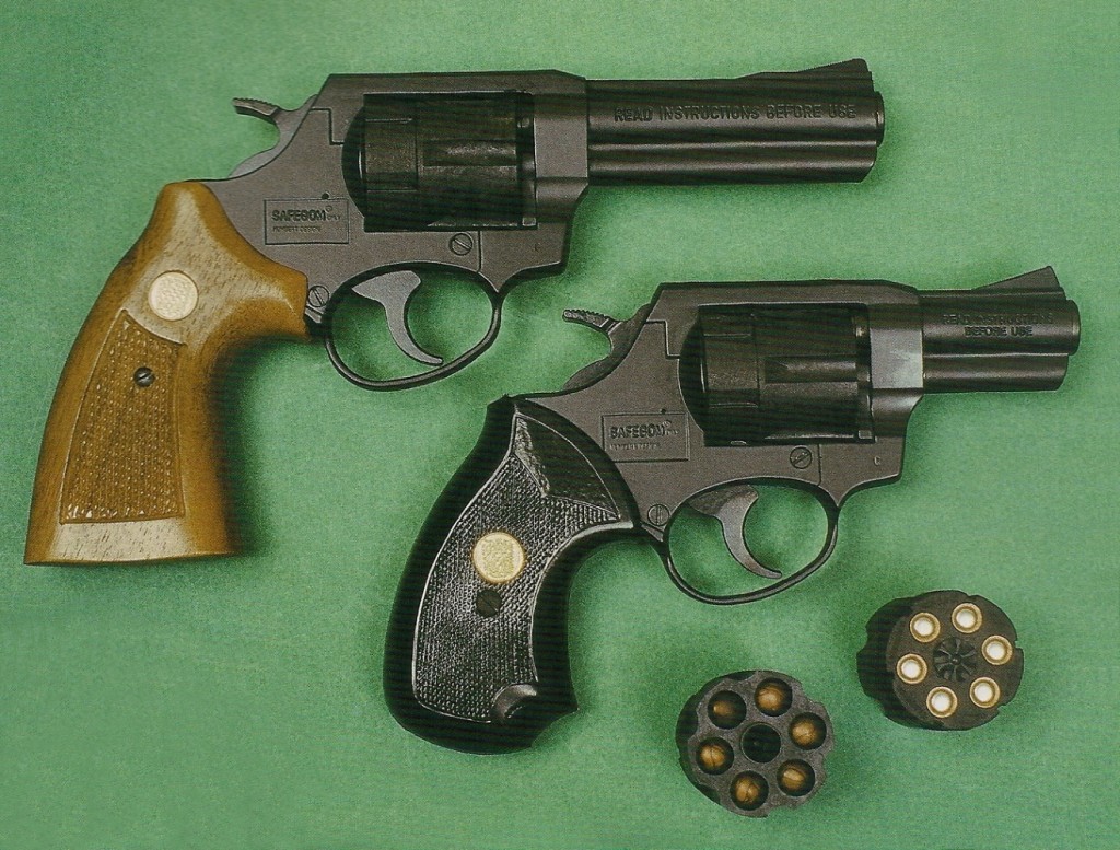 Le revolver Safegom « Magnum » (au-dessus) diffère uniquement de la version classique à canon de 2 pouces ½ par son canon plus long (4 pouces) et sa poignée qui reçoit des plaquettes de crosse en bois à la place des plaquettes en caoutchouc.