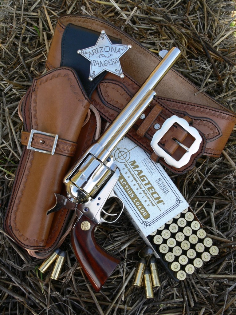 Le revolver Beretta modèle « Stampede », copie du Colt Single Action Army 1873, est ici accompagné d’accessoires western et de cartouches « Cowboy Action Loads » manufacturées par la firme brésilienne Magtech, qui reçoivent un projectile en plomb non chemisé et développent une puissance modérée afin de répondre aux critères exigés par le règlement de la discipline CAS (Cowboy Action Shooting).