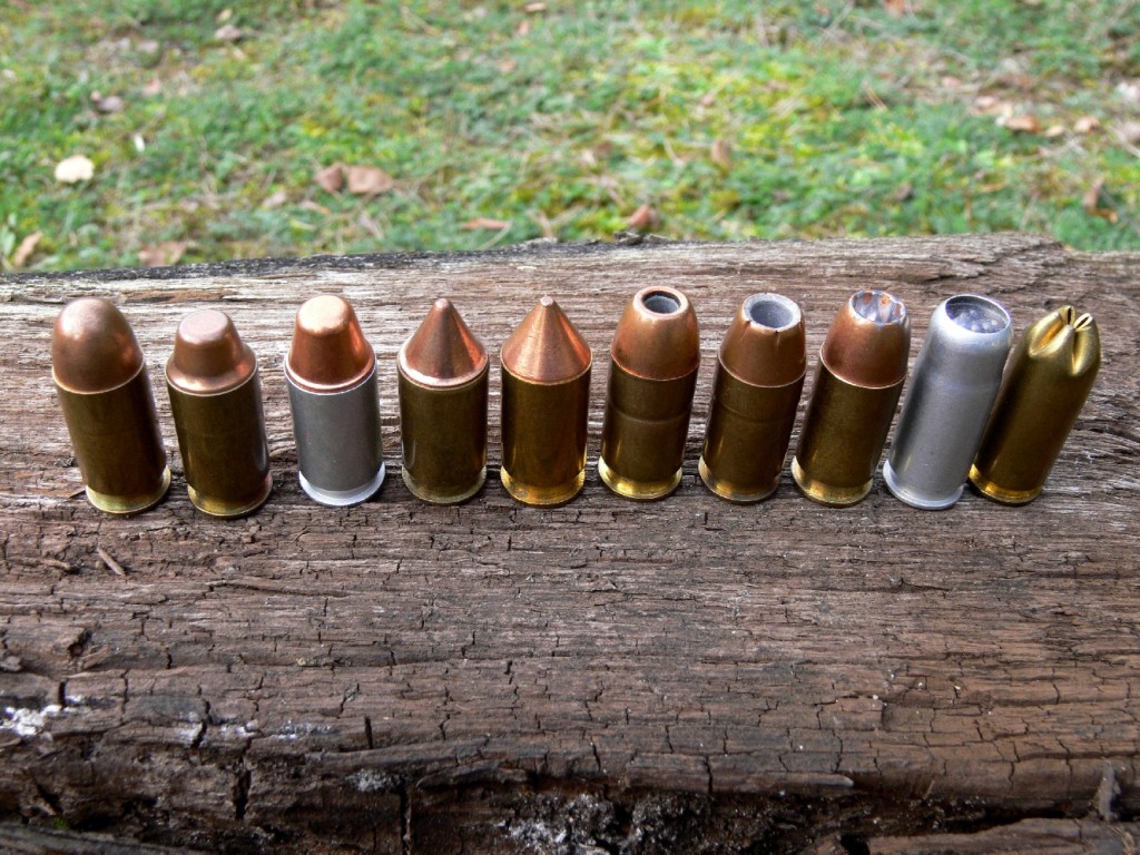 Diverses munitions de calibre .45 ACP, de gauche à droite : Federal FMJ (Full Metal Jacket) ; Federal SWC (Semiwadcutter) ; CCI Blazer SWC (à noter la douille en aluminium) ; SIB haute perforation ; Arcane haute perforation ; Remington HP (Hollow-Point) ; Federal Inspector ; IMI à balle Gold Dot ; CCI à grenaille ; Fiocchi à blanc.