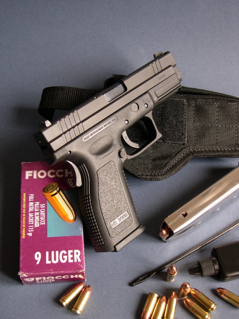 Diffusée aux Etats Unis sous la marque Springfield Armory, cette copie croate du Glock présente, par rapport au pistolet autrichien, un certain nombre de différences, à commencer par la présence d’une pédale de sécurité au dos de sa poignée. 