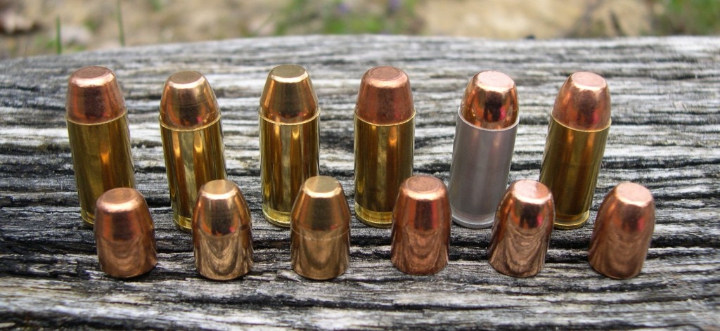 Les diverses munitions manufacturées, de calibre .40 S&W, que nous avons utilisées pour ce banc d’essai (de gauche à droite) : Winchester Super-X 155 gr FMJ Match ; Winchester USA 180 gr FMJ Target ; Sellier & Bellot 180 gr FMJ ; UMC Remington 180 gr FMJ ; CCI Blazer 180 gr FMJ ; Speer Lawman 180 gr TMJ.