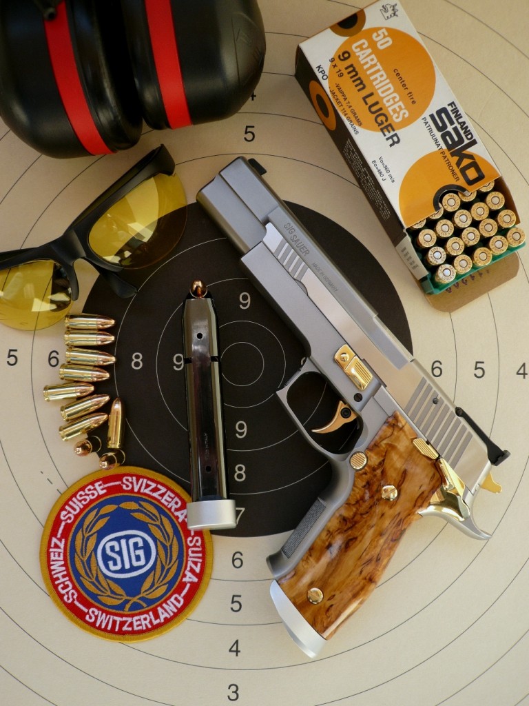 Construit sur la base du Sig-Sauer P226 Sport, le X-Six « Scandic » se démarque par l’allongement des trois pièces maîtresses carcasse/culasse/canon et par leur ajustage au centième de millimètre par le Mastershop, le département custom de la firme Sig-Sauer, ce qui fait de ce pistolet un modèle d’exception dont la précision en cible est admirable.