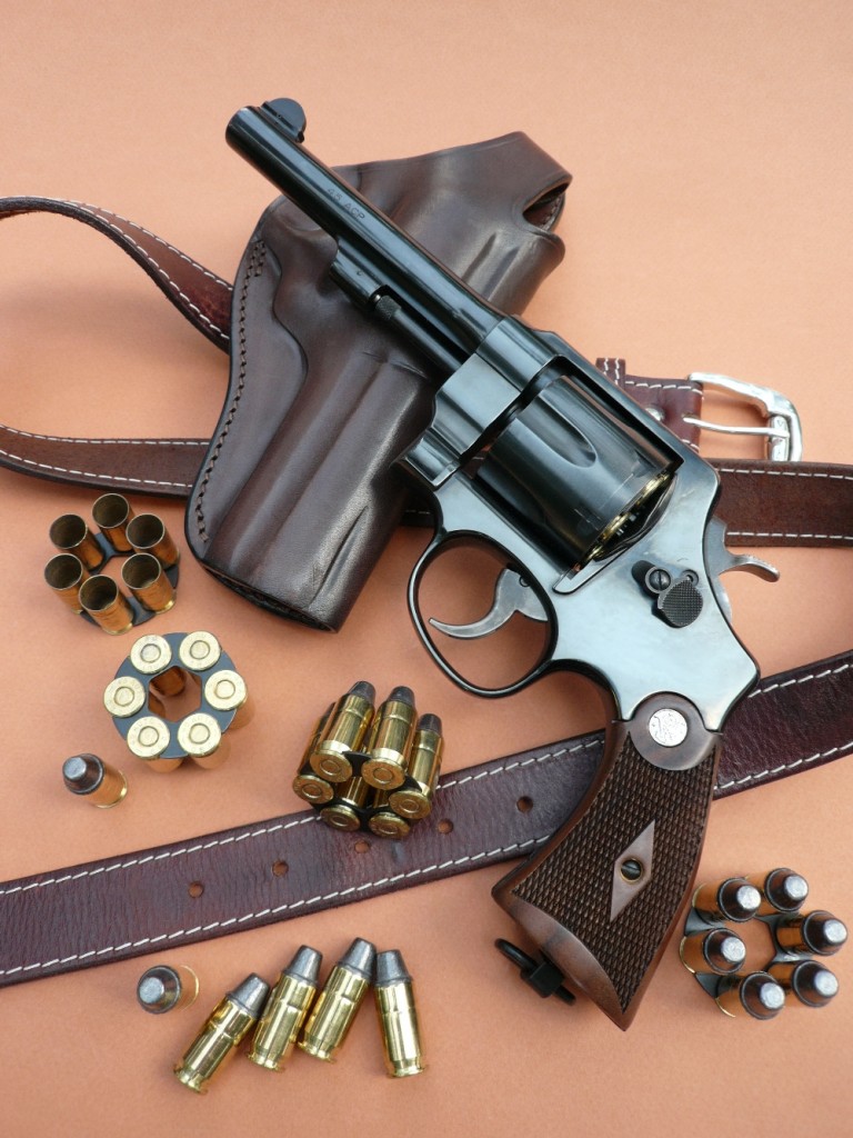 Avec sa série « Classic », Smith & Wesson a réintroduit dans son catalogue plusieurs de ses anciens modèles prestigieux, en les adaptant aux sévères normes de sécurité actuelles, tout en leur préservant une apparence proche du modèle original. C’est le cas de ce « modèle de 1917 », qui présente des caractéristiques esthétiques aujourd’hui disparues sur les revolvers modernes. Il est accompagné de ses clips de chargement, garnis de cartouches de calibre .45 ACP.