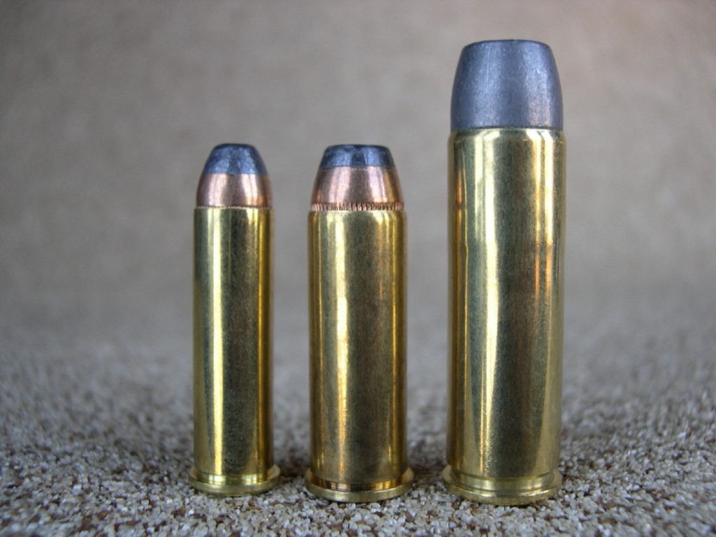 Comparaison, de gauche à droite, entre les puissantes cartouches de calibre .357 Magnum, .44 Magnum et .500 Magnum. On notera le vigoureux sertissage des projectiles, rendu nécessaire afin d’éviter qu’ils ne sortent de la douille sous l’effet du violent recul engendré.