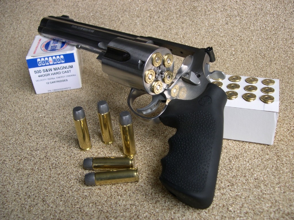 Afin de reprendre l’avantage face à ses concurrents directs Ruger (.480 Ruger) et Taurus (.454 Casull), la firme Smith & Wesson lance en 2003, conjointement avec le Manufacturier Cor-Bon, une nouvelle munition de calibre 12,7 mm, baptisée .500 S&W Magnum et un énorme revolver capable de la tirer.