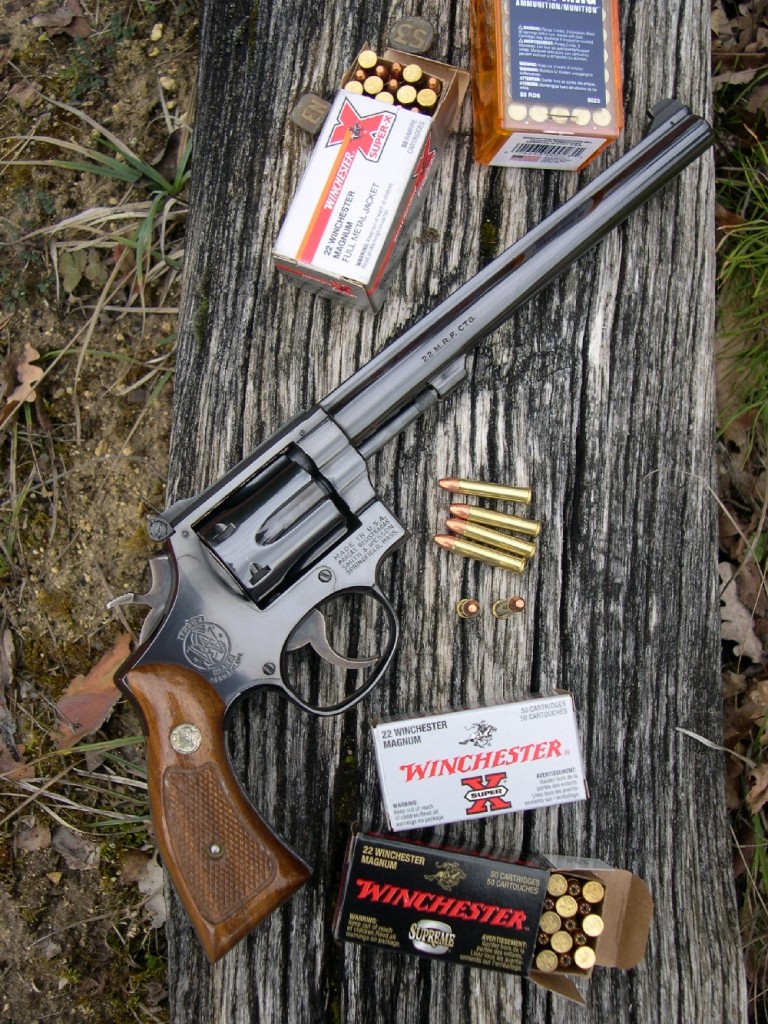 Le modèle 48, fabriqué par Smith & Wesson de 1959 à 1986, constitue une version bien à part dans la série des K-22 Masterpiece puisqu’il est le seul à chambrer la .22 Magnum, la plus puissante des cartouches de calibre .22 à percussion annulaire. Le revolver que nous vous présentons ce mois-ci, qui n’est plus commercialisé par Smith & Wesson, fait partie des armes que l’on peut acquérir d’occasion, au hasard des dépôts-ventes ou des reprises que font les armuriers auprès de leurs clients. Ce qui permet, parfois, de dénicher de « bonnes affaires ».
