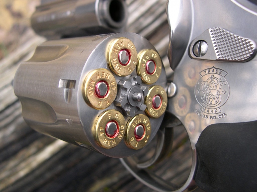 Le revolver S&W Trail Boss est doté d’un barillet basculant à extracteur collectif dont les chambres accueillent six grosses cartouches de calibre .44 Magnum.