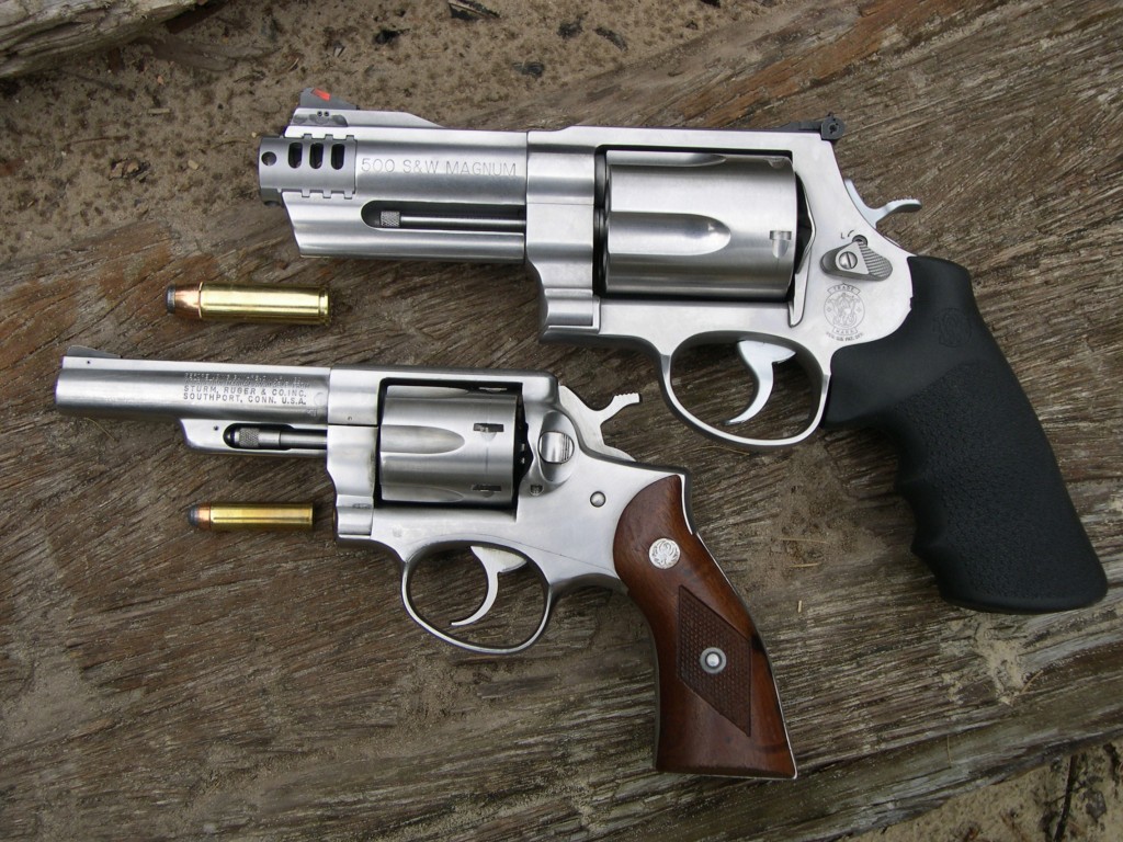 Cette photo comparative permet de constater l’évolution des formes et de la puissance : ce Ruger Security-Six de calibre .357 Magnum, arme puissante pour son époque, paraît aujourd’hui fluet à côté de l’actuel Smith & Wesson modèle 500.