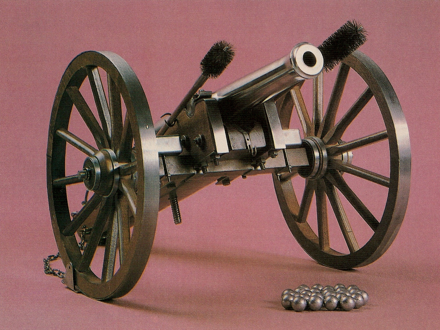 Le canon « Napoléon III » proposé en kit ou monté par la firme espagnole Dikar/Macris, devenue par la suite Ardesa, est une réplique dotée d’un tube massif usiné dans un bloc d’acier et de très belles roues cerclées.
