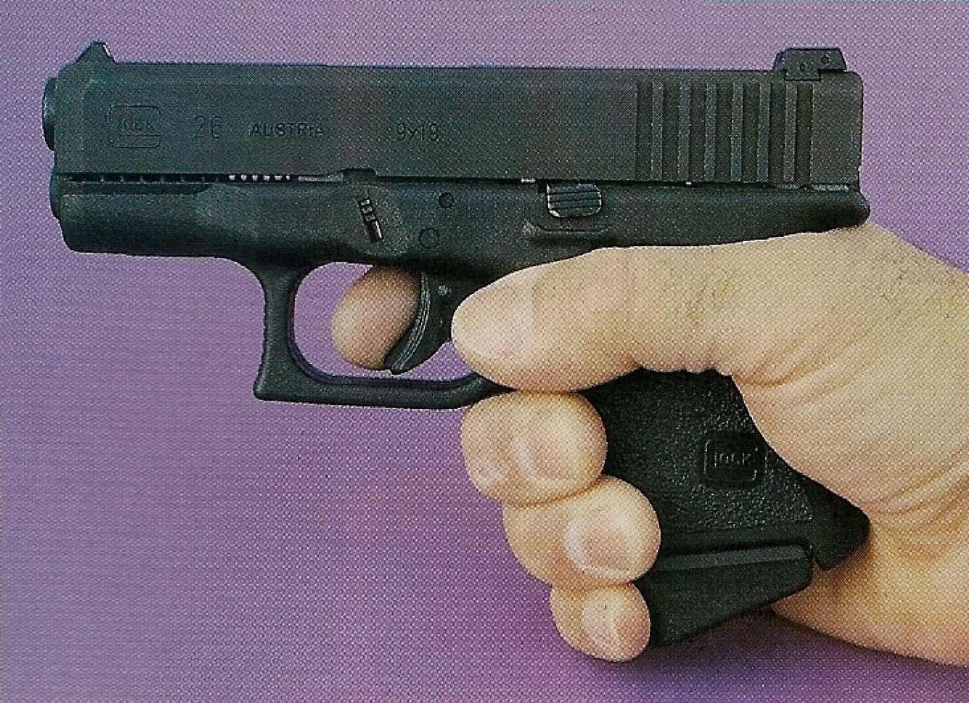 Le Glock 26 offre une prise en mains tout à fait convenable malgré sa poignée très courte. L'emploi d'un talon de chargeur oblique permet de placer l'auriculaire.