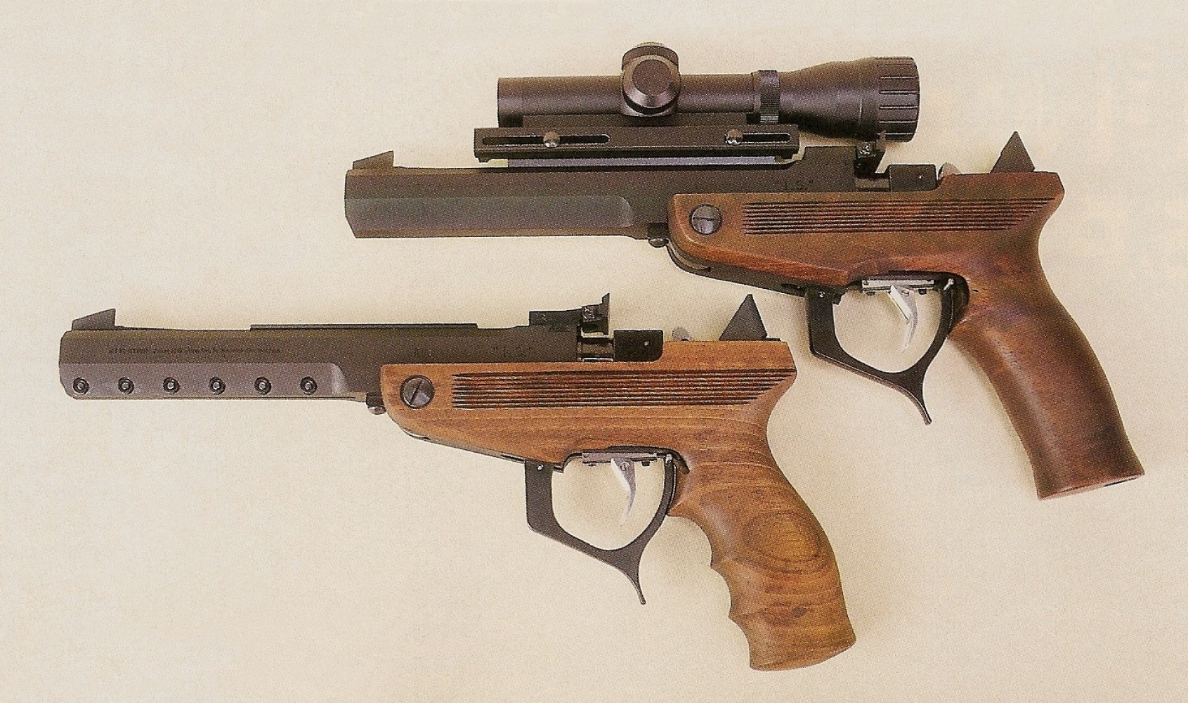 Ce pistolet monocoup destiné au tir sur silhouettes métalliques à longue distance est équipé d’origine d’un rail permettant le montage d’une visée optique.