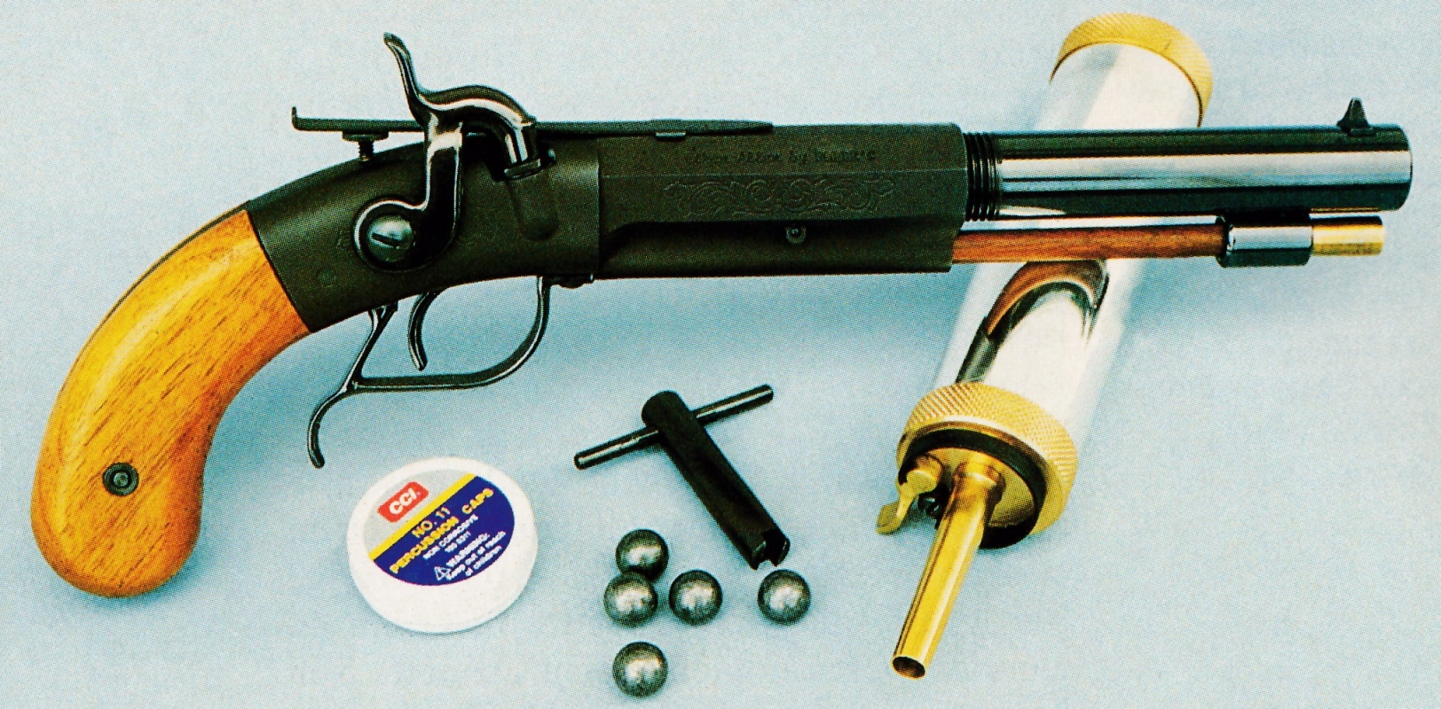 Plus connue par ses produits d'entretien pour armes, la firme américaine Hoppe"s a commercialisé cette étonnante réplique du pistolet Single Shot Sidehammer Target fabriqué par Allen & Thurber aux alentours de 1850.