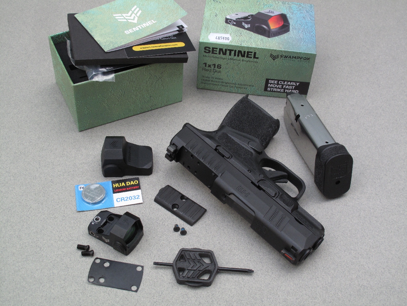 Le micro-viseur Swampfox Sentinel que nous avons installé sur ce pistolet est livré accompagné par sa batterie (une pile CR2032 de 3V), ses deux vis de fixation, un capuchon de protection en caoutchouc et un outil pour serrer les vis lors du montage.